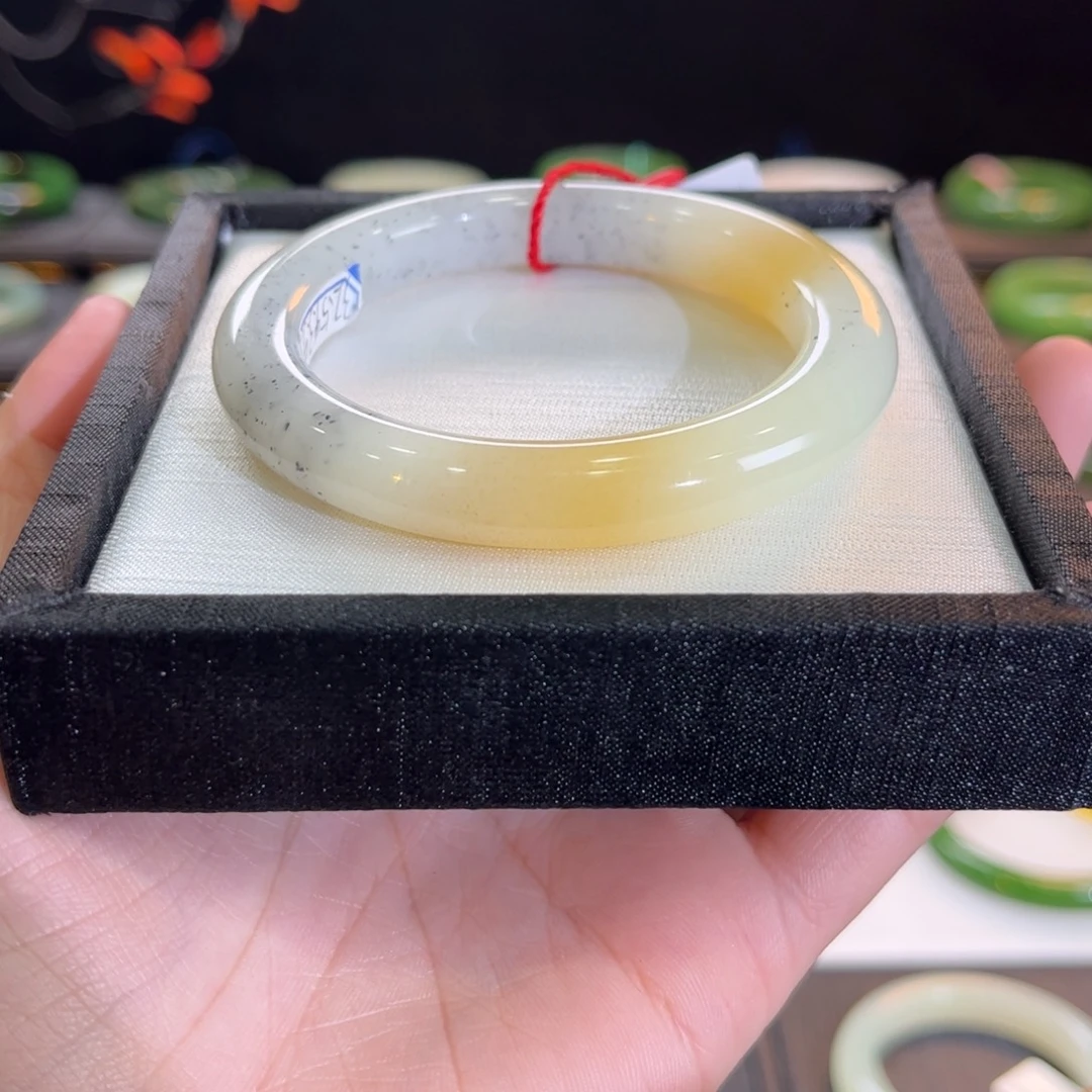 和田玉未镶嵌手镯三色玉