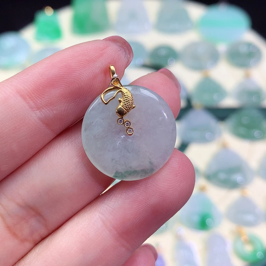 翡翠18K金镶嵌颈饰平安扣