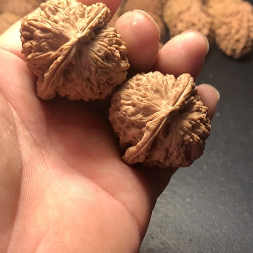 【闪购商品】把件文玩核桃红**?白狮子