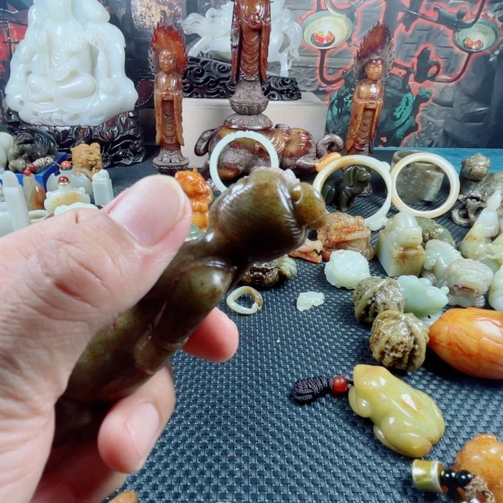 和田玉未镶嵌颈饰会***蚁