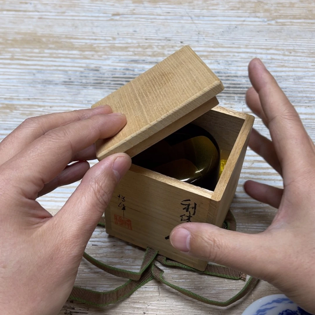 瓷片躺*密密麻麻地排列着一个