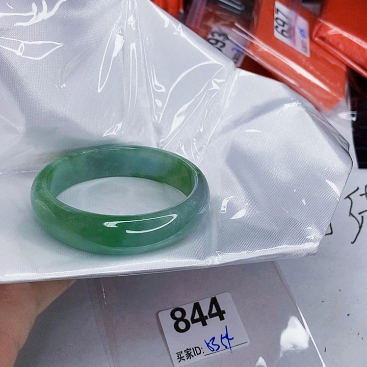 翡翠未镶嵌手镯一图一物实物为准（微瑕处理）