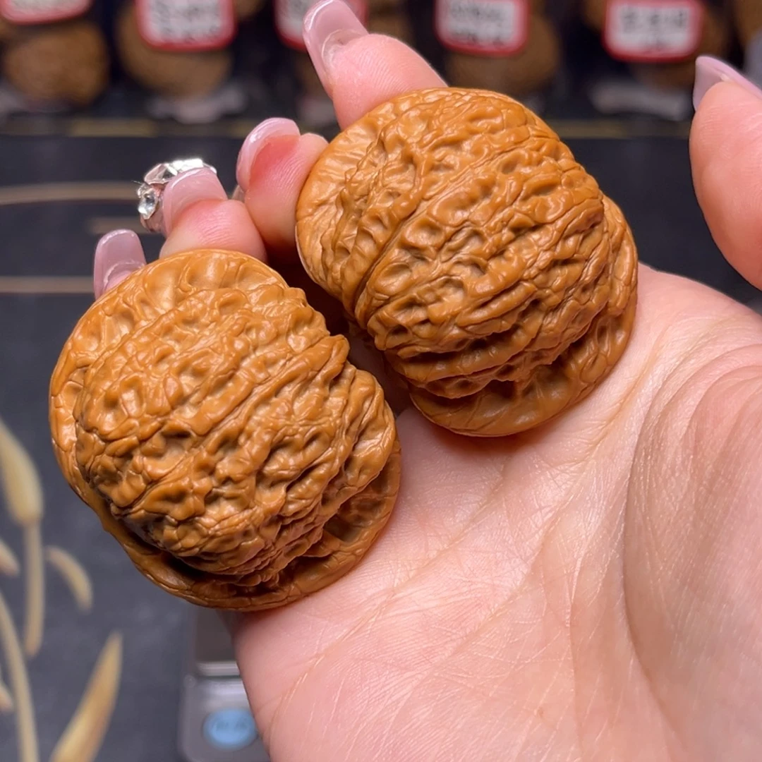 文玩核桃吊坠血麒麟