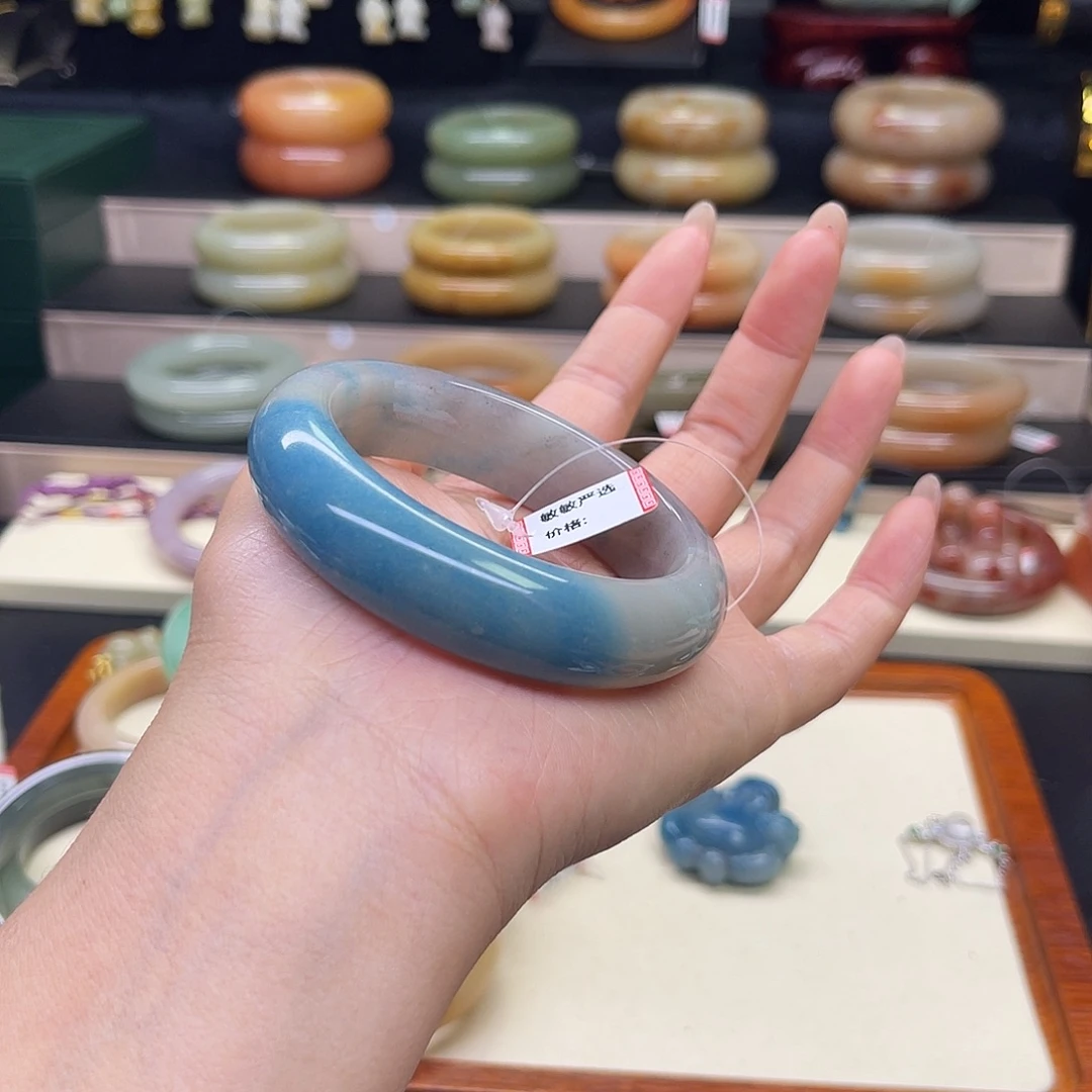 朱***妹石英岩玉未镶嵌手镯