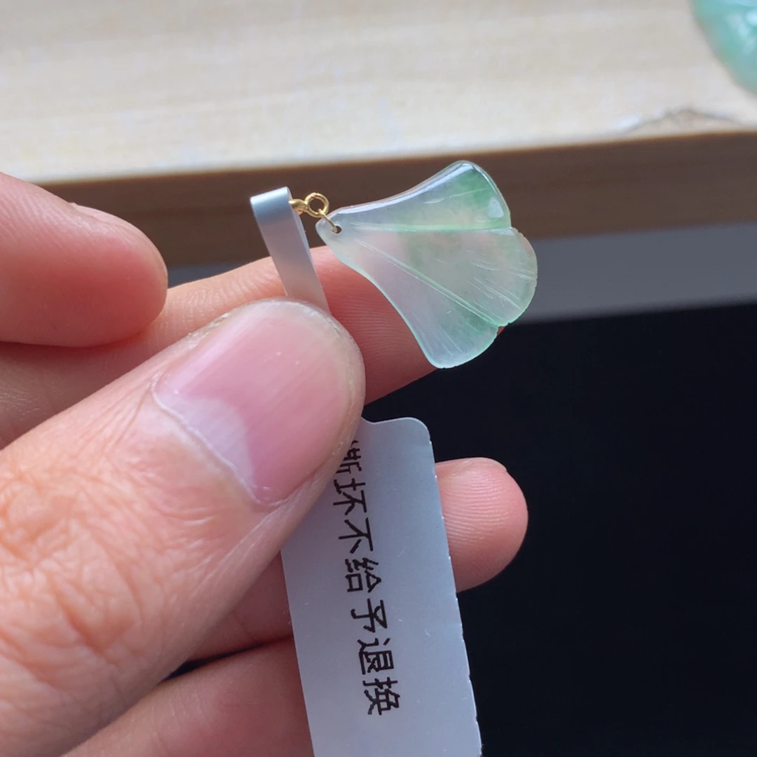 颈饰18K金镶嵌翡翠吊坠