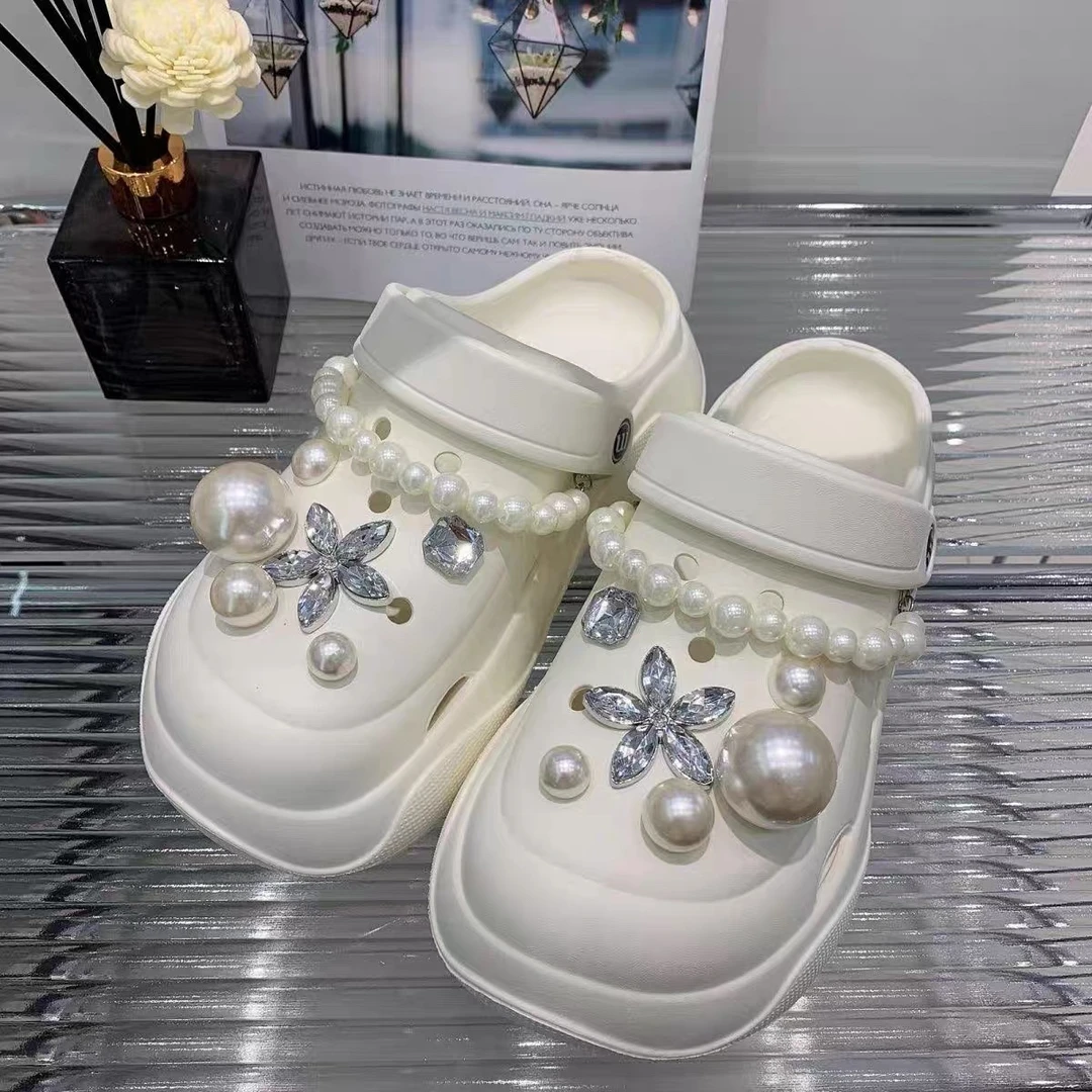 【SiSi】新疆包邮甜美水钻大珍珠洞洞鞋女厚底踩屎感2025沙滩凉鞋