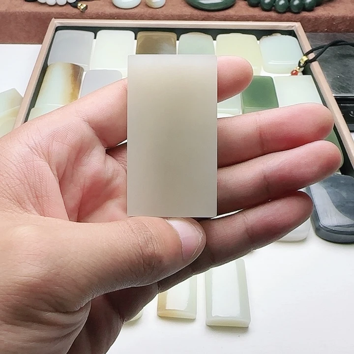 和田玉未镶嵌颈饰咖**奶