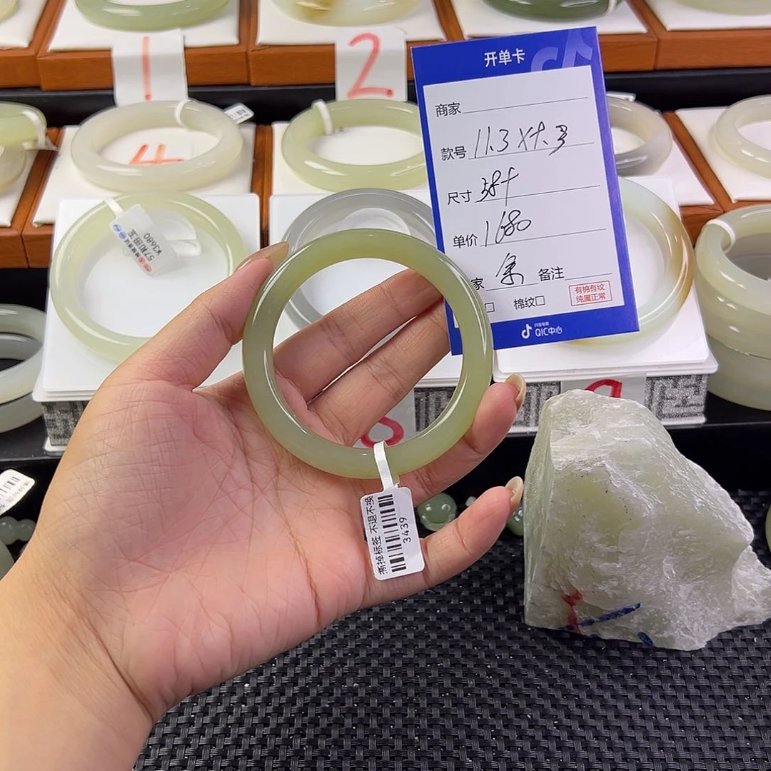 ℳ***º和田玉手镯未镶嵌