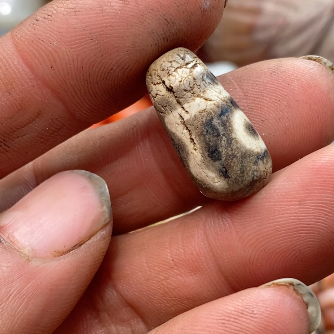 DIY琉璃珠子的颜色是蓝色的吗