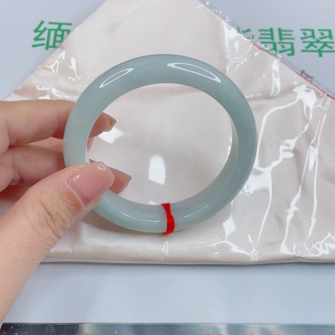 淡***…翡翠未镶嵌手镯冰绿手镯