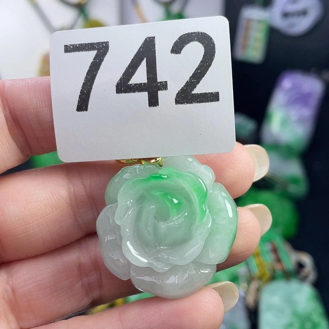 翡翠未镶嵌吊坠(赠链)