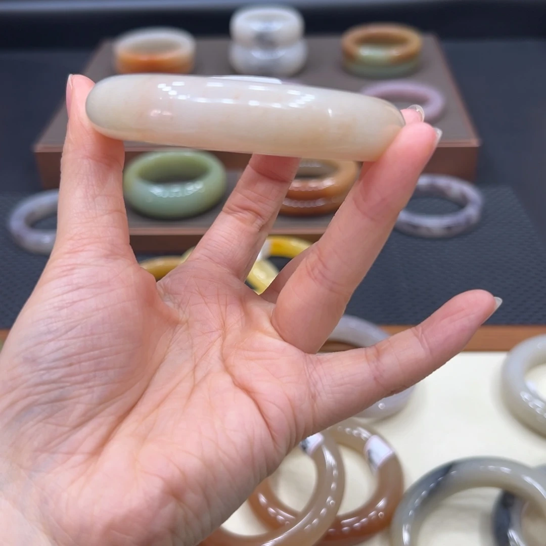 石英质玉手镯未镶嵌