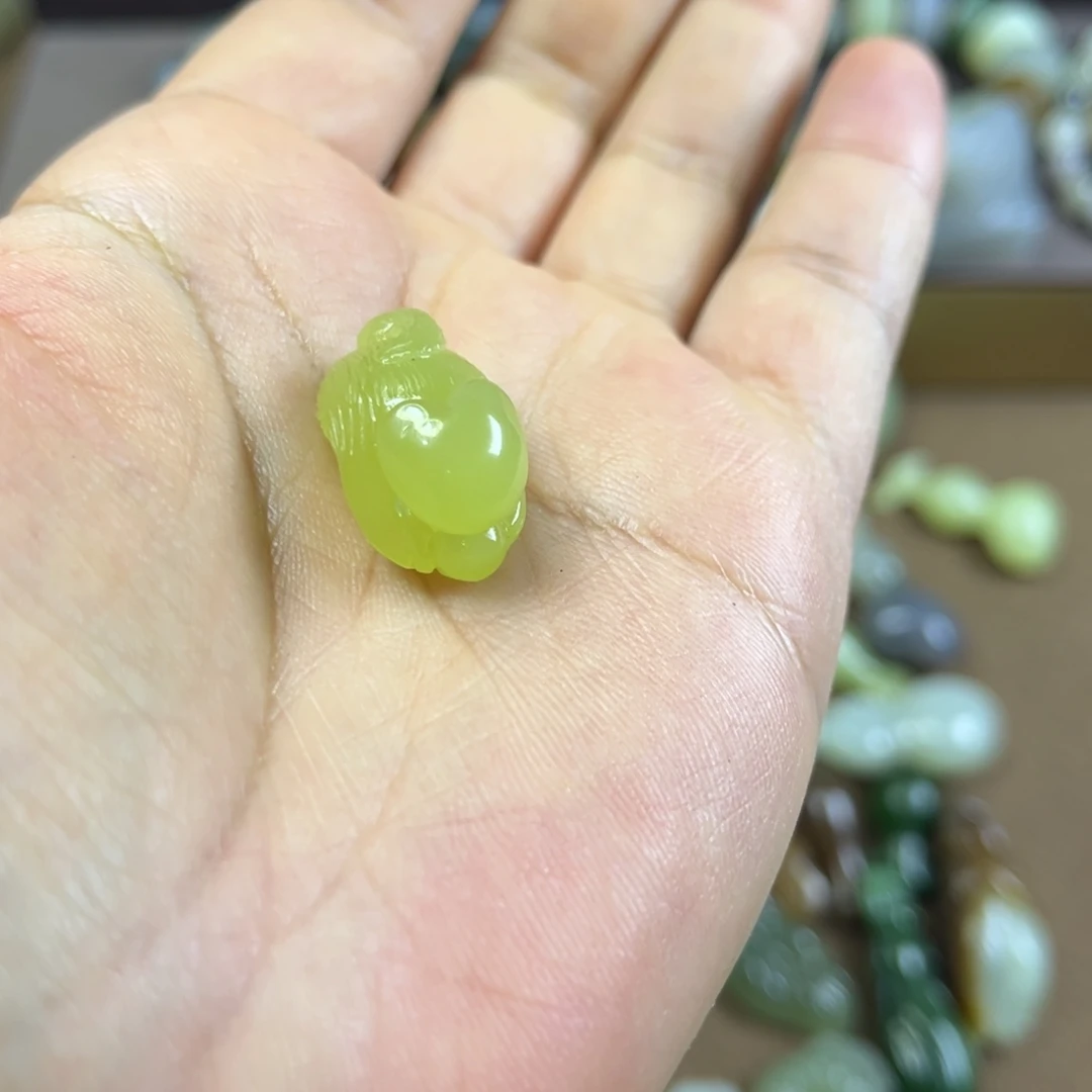 招***金和田玉未镶嵌颈饰