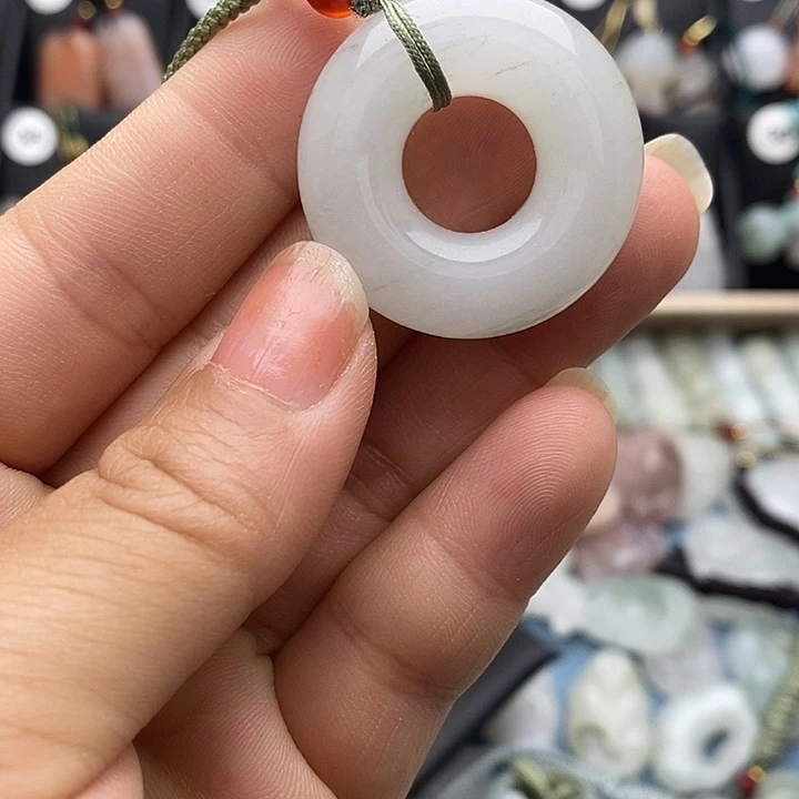翡翠未镶嵌颈饰吴*霞