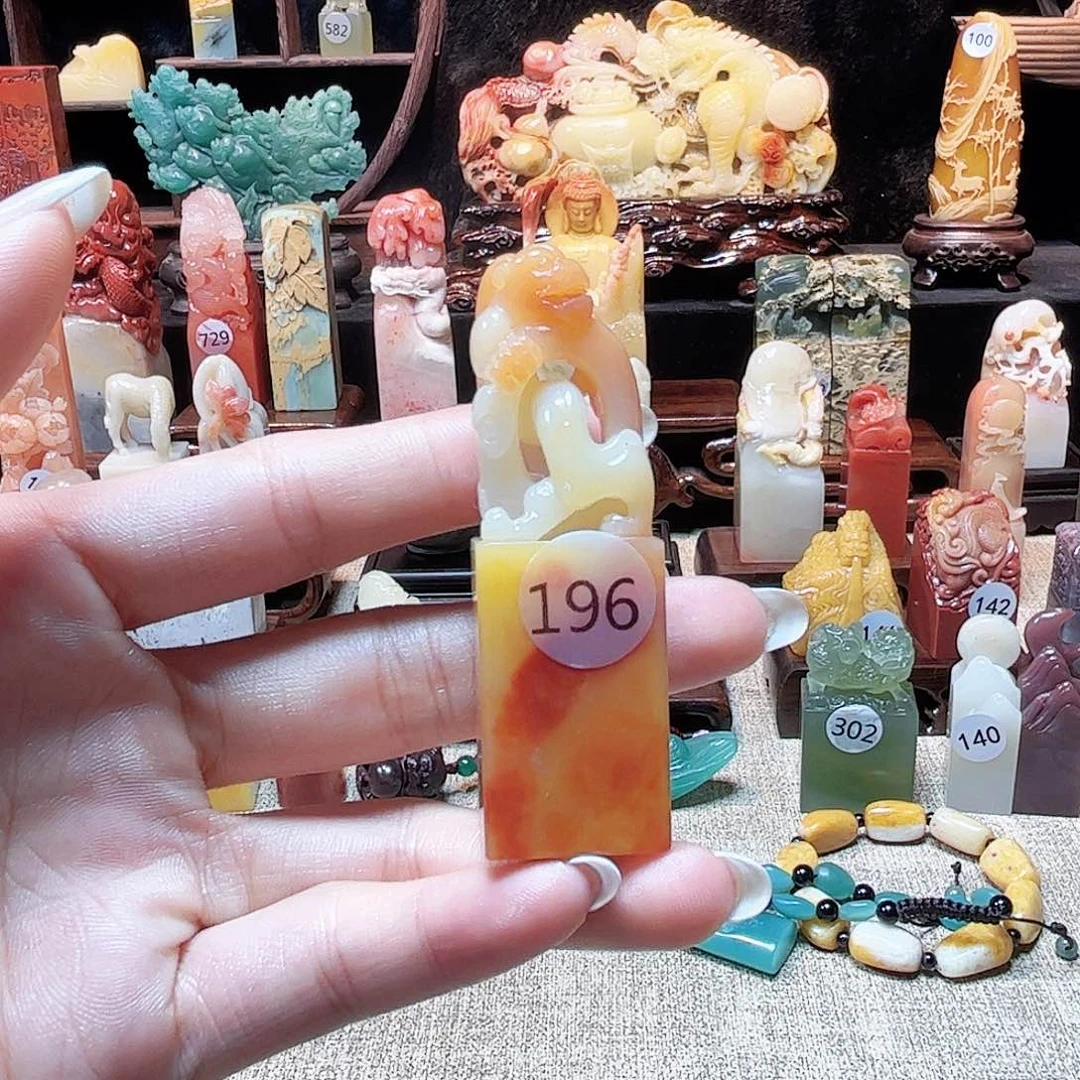 寿山石印石俏色雌虎穿环