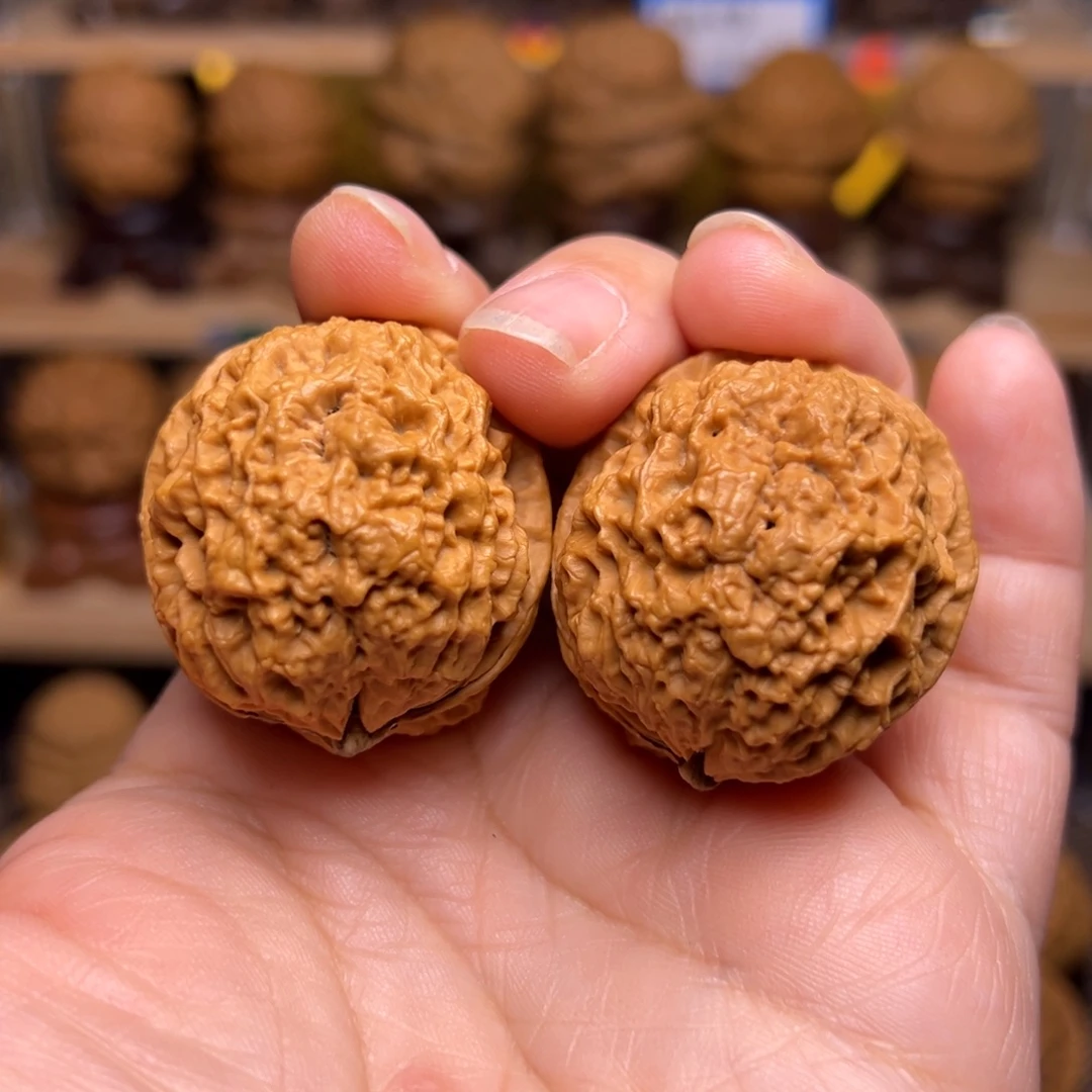 文玩核桃把件81w麒麟纹绣球35尺