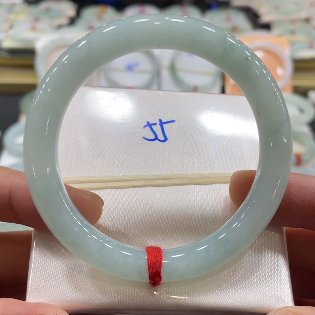 翡翠手镯未镶嵌翡翠手镯