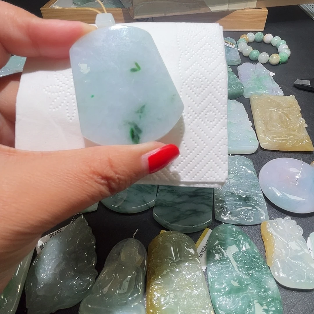 翡翠未镶嵌颈饰吊坠