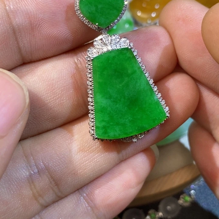 翡翠18K金镶嵌颈饰
