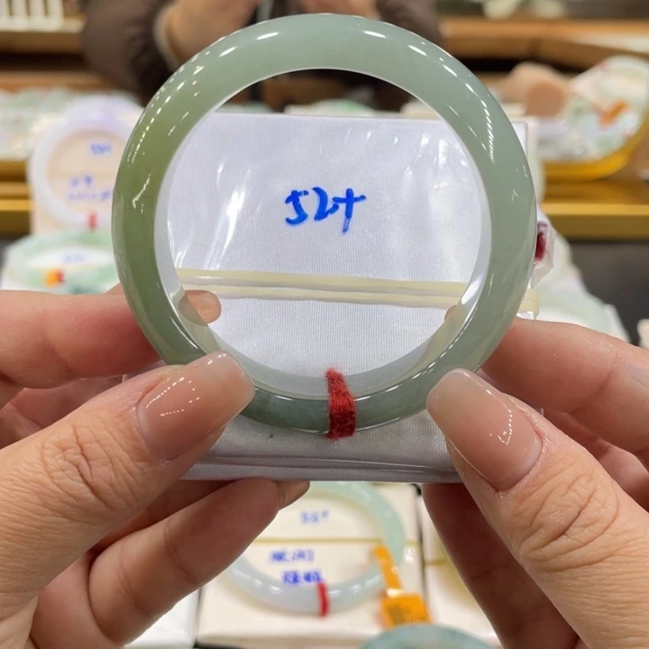 翡翠手镯未镶嵌翡翠