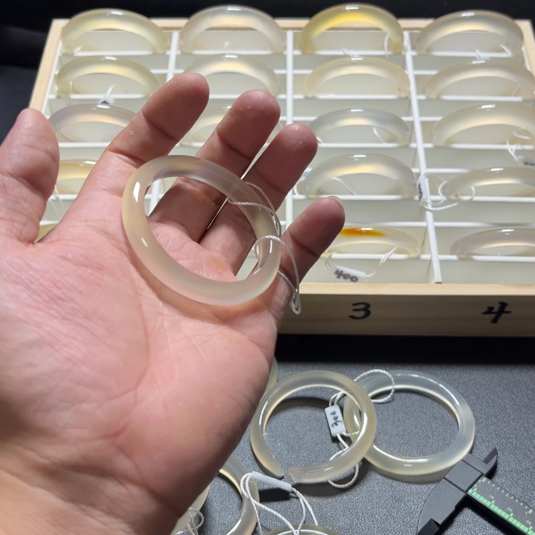 玛瑙/玉髓手镯未镶嵌原***哥