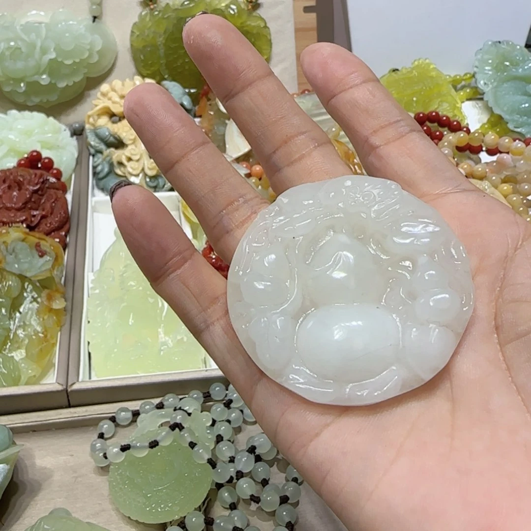 未镶嵌蛇纹石玉吊坠雨*