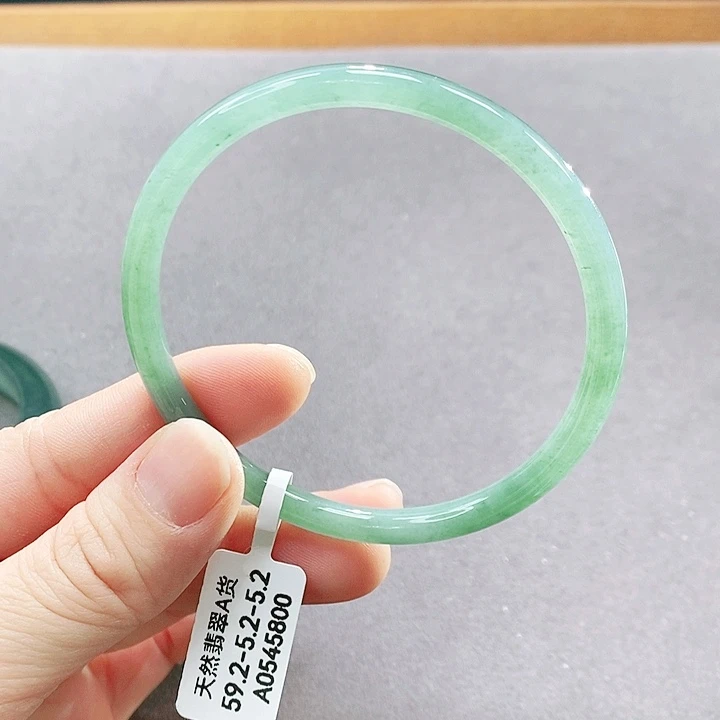 翡翠未镶嵌手镯（圆镯）