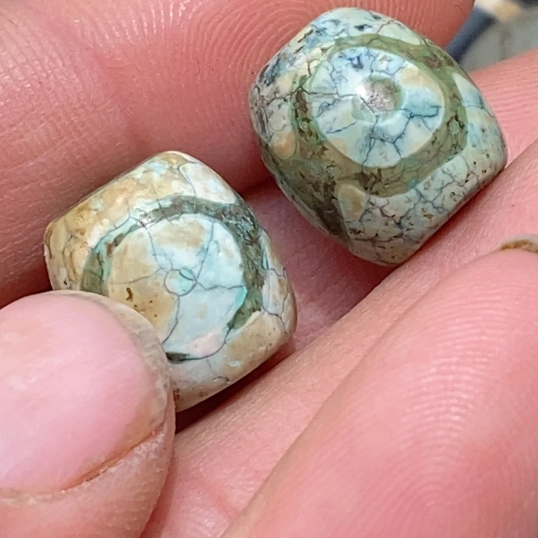 未镶嵌珠子的颜色是玛瑙/玉髓