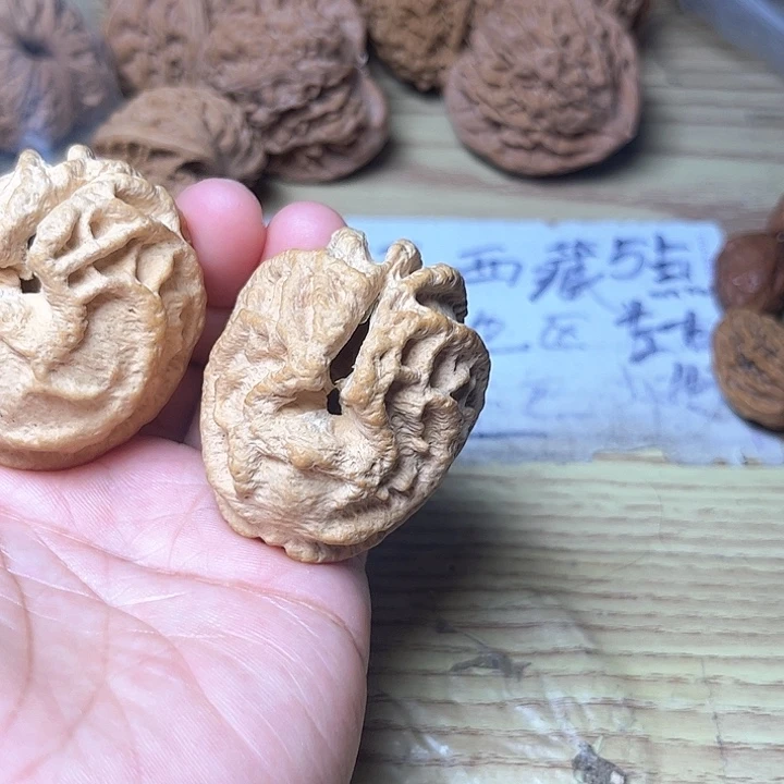 文玩核桃吊坠鬼脸