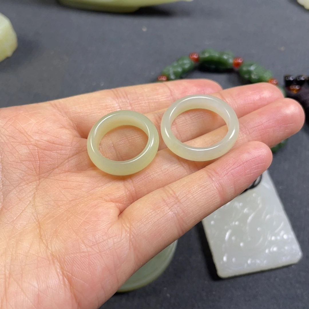 金***侠和田玉未镶嵌颈饰