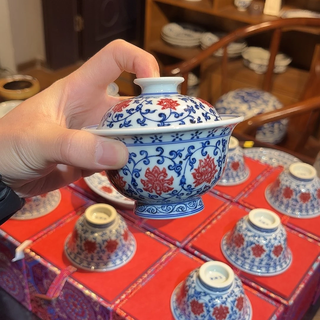 瓷片缠枝莲釉里红盖碗