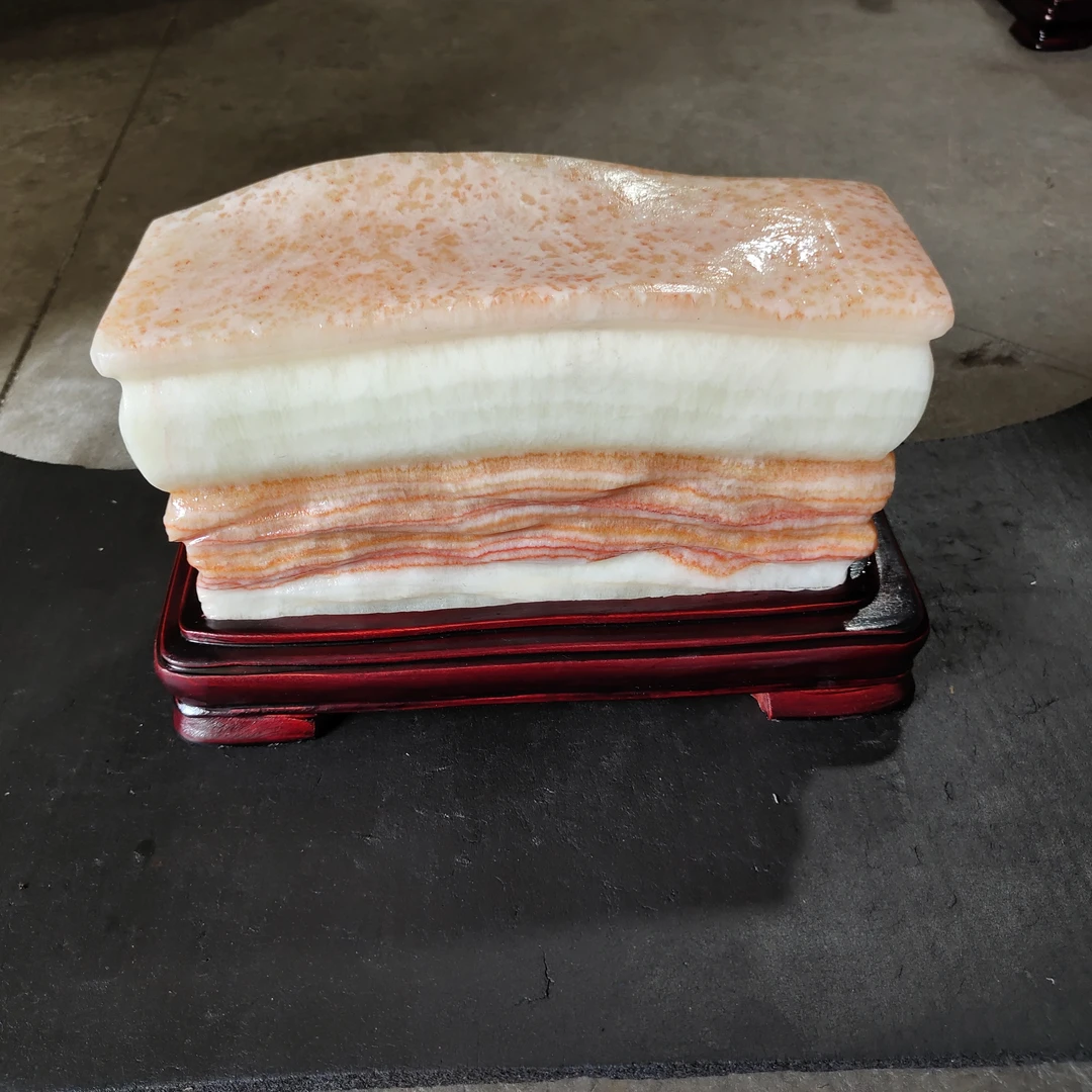 广西天然猪肉石家居摆件石头长27*9.5*13含座长29高18cm.20.3斤