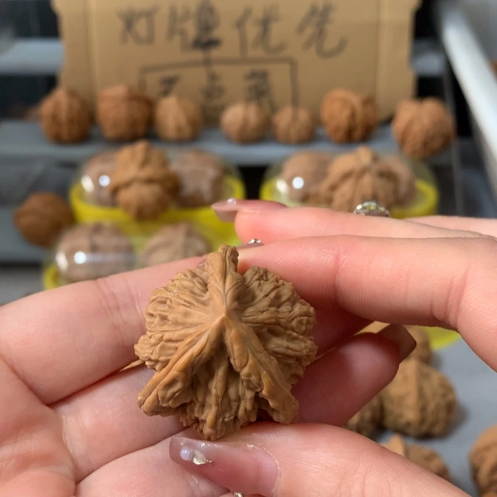 江***2文玩核桃吊坠异形单只，有瑕疵