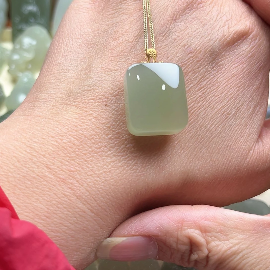 和田玉挂件18K金镶嵌