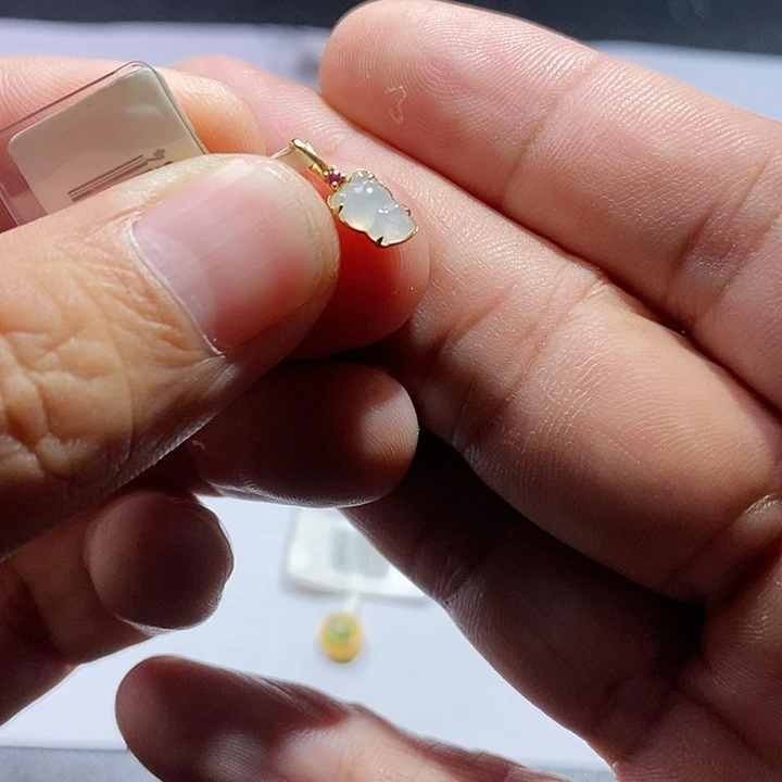 翡翠18K金镶嵌颈饰