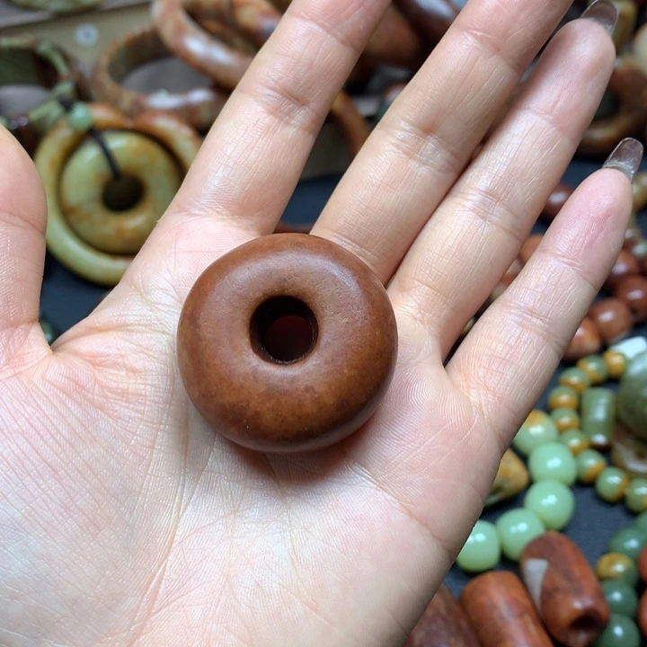 透闪石质玉未镶嵌挂件火燎皮扣子