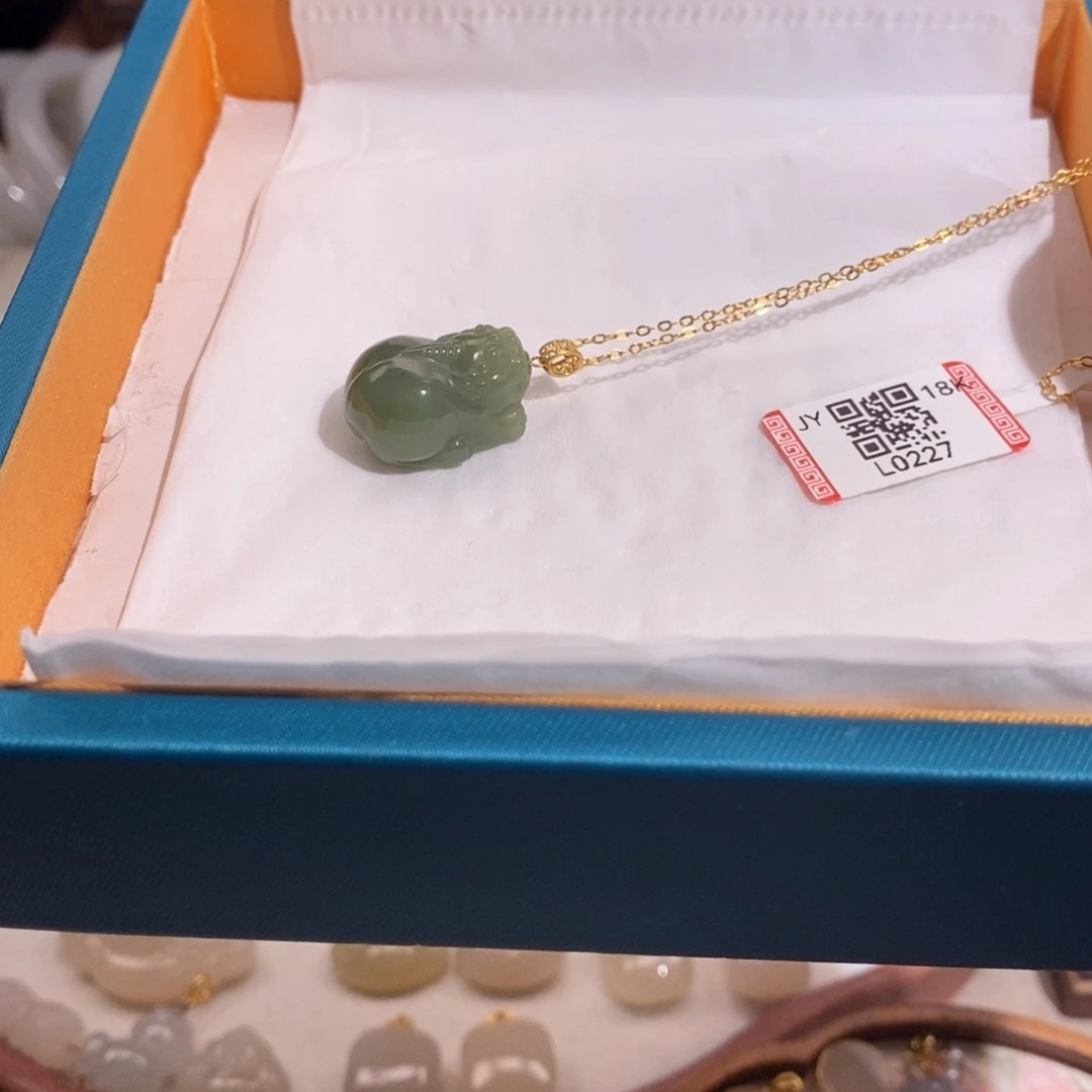 颈饰18K金镶嵌和田玉