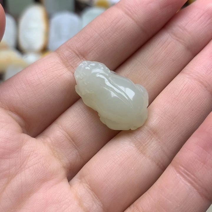 秦***蓉和田玉未镶嵌颈饰