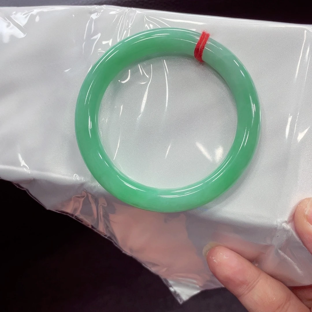 翡翠手镯未镶嵌翡翠