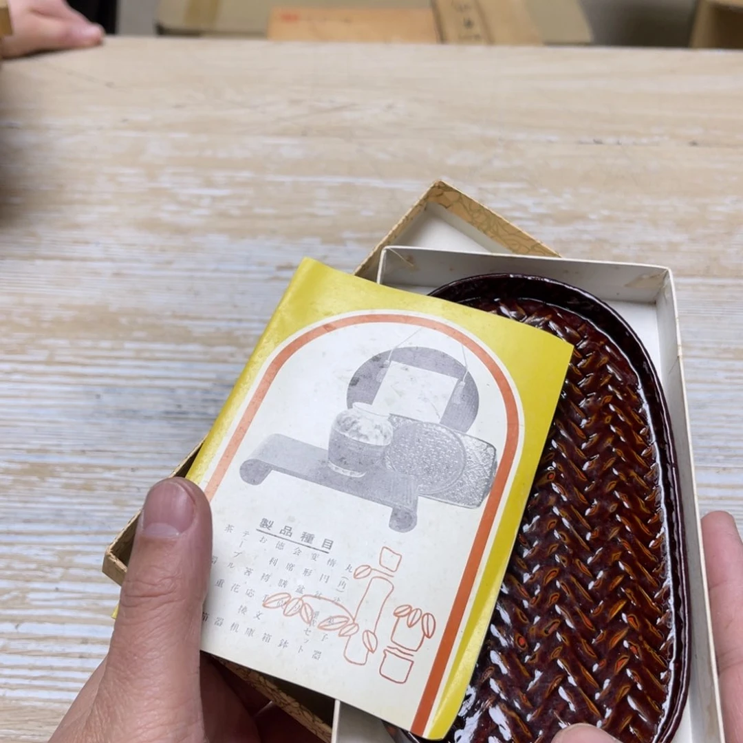 瓷片趣*儿密密麻麻地排列着一个