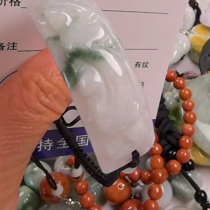 翡翠颈饰未镶嵌手牌