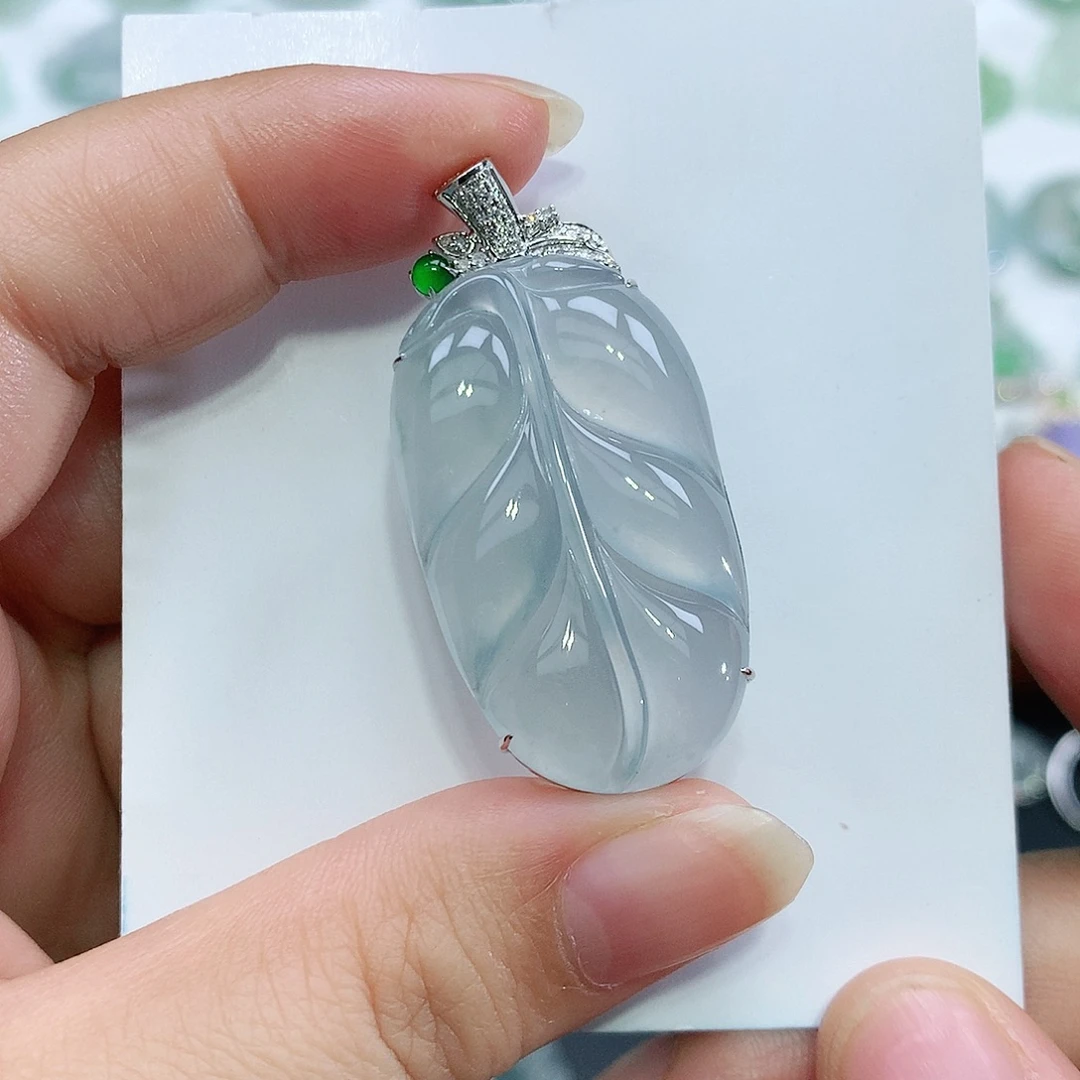 翡翠18K金镶嵌颈饰佛