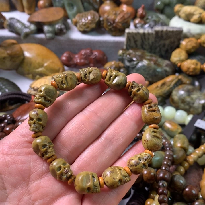 未镶嵌岫岩河磨玉（透闪石质玉）把件