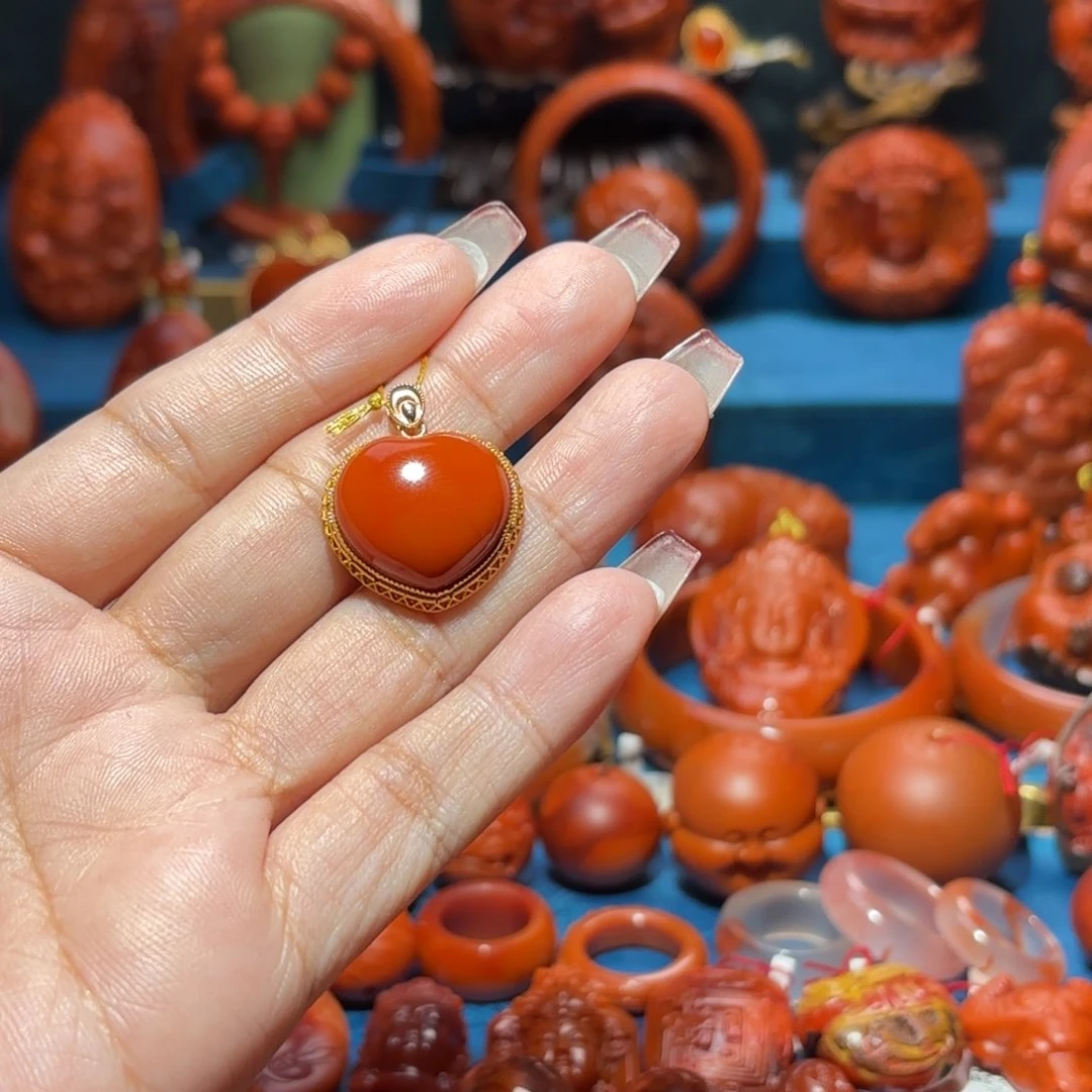 18K金镶嵌雕刻南红玛瑙彩*豆