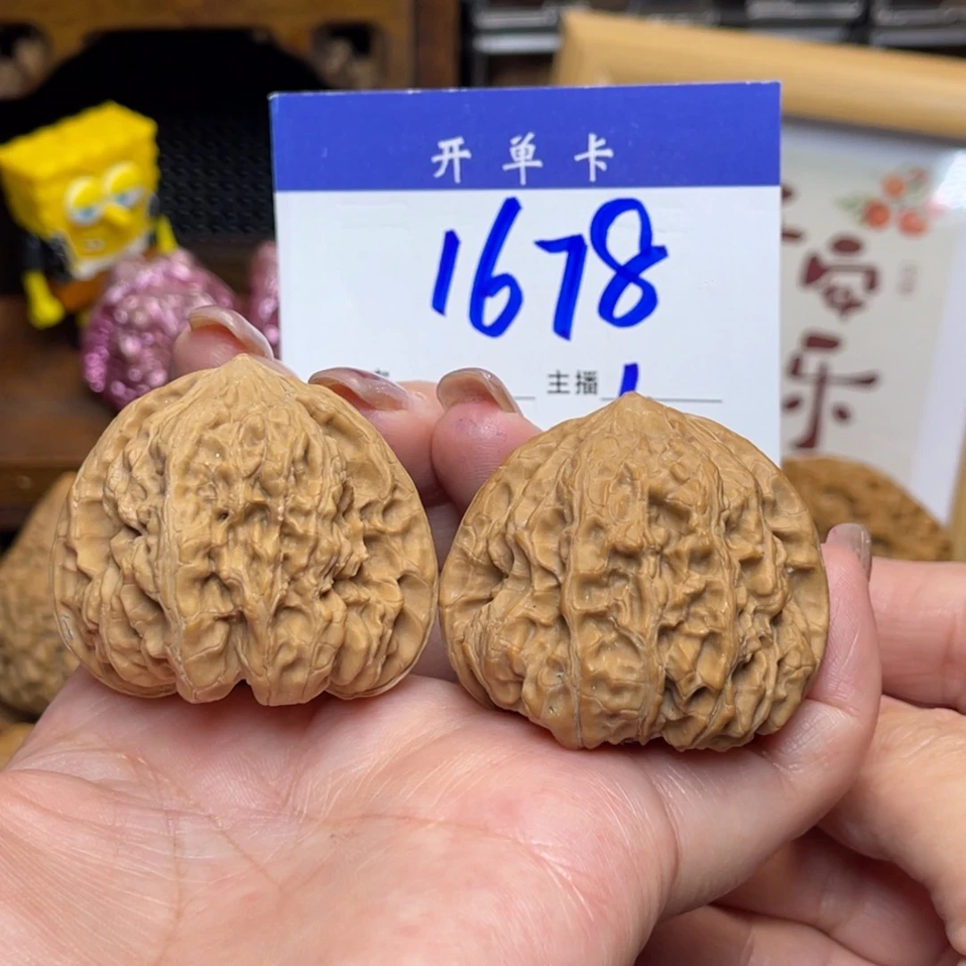 桃核把件平谷凹底44李。