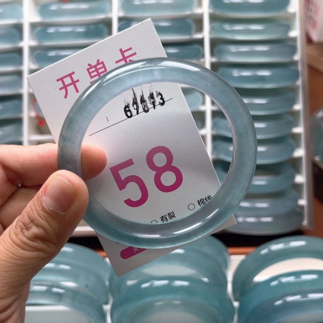 闲***t未镶嵌手镯石英质玉
