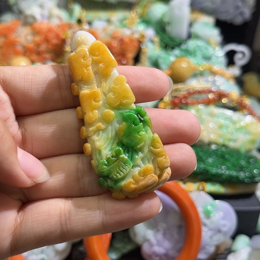 翡翠未镶嵌颈饰待编织