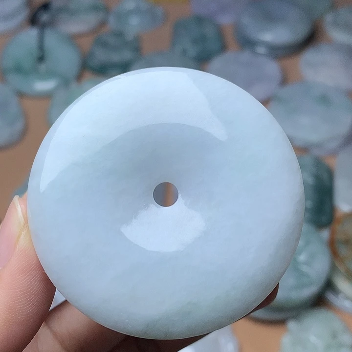 翡翠未镶嵌颈饰平安扣