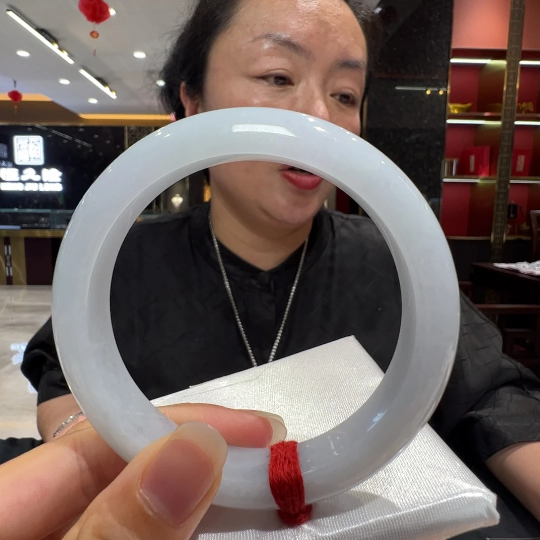 青***猫未镶嵌手镯翡翠冰蓝64福利不退不换