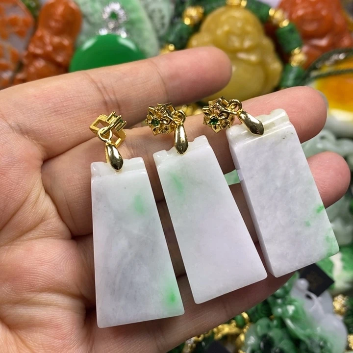 翡翠未镶嵌吊坠(赠链)